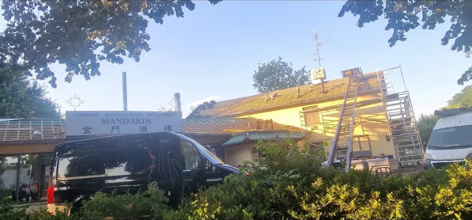 Bedrijfsbus van Spoed Dak Techniek bij een project waar aan het dak wordt gewerkt