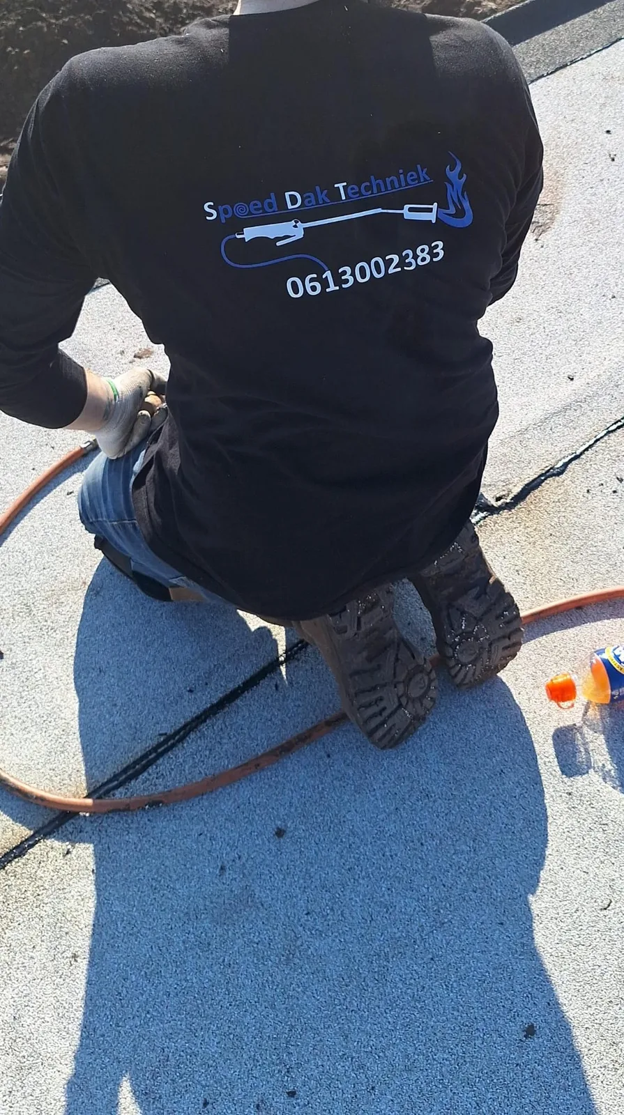 Dakdekker van Spoed Dak Techniek brandt bitumen dakbedekking aan op een plat dak